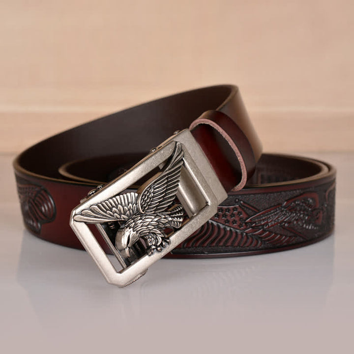 Cinturón de cuero con relieve y hebilla de águila hueca para hombre