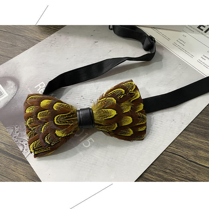Pajarita con plumas de faisán de color amarillo y verde y broche de solapa