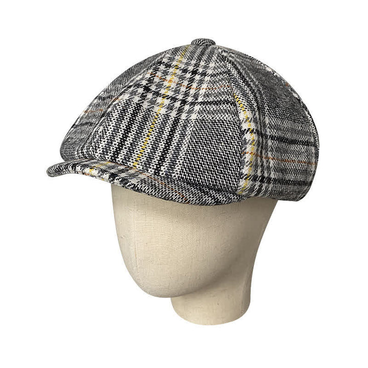Gorra tipo boina de repartidor de periódicos con rayas amarillas y cuadros grises