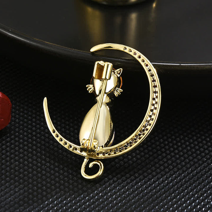 Broche de mujer con forma de luna y gatito en forma de menisco