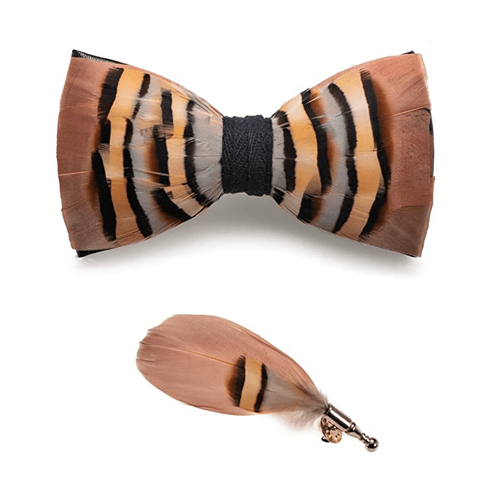 Pajarita Genius con plumas de chinchilla en marrón y coral claro para niños con prendedor de solapa