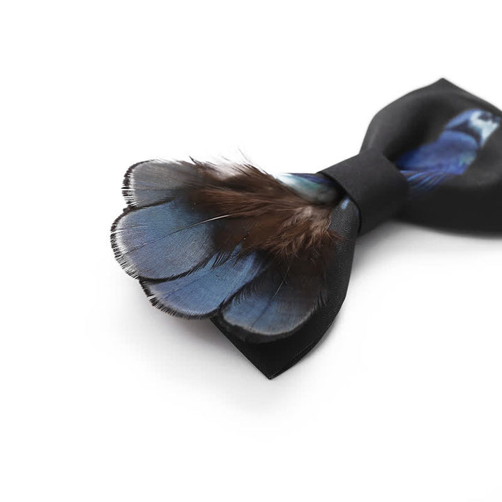 Pajarita con plumas de urraca en negro y azul