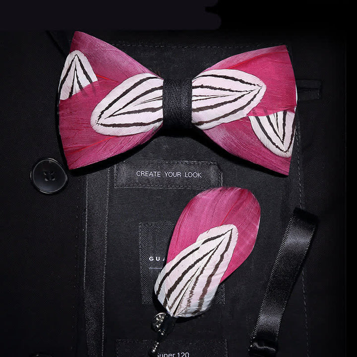 Pajarita con plumas dulces en color rosa oscuro y blanco y broche de solapa