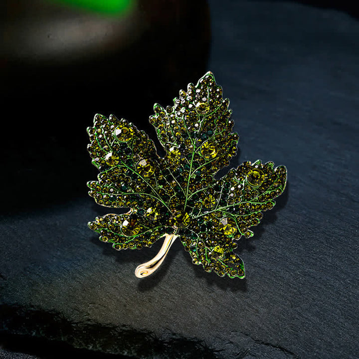 Broche de hoja de arce con cristales de imitación para mujer