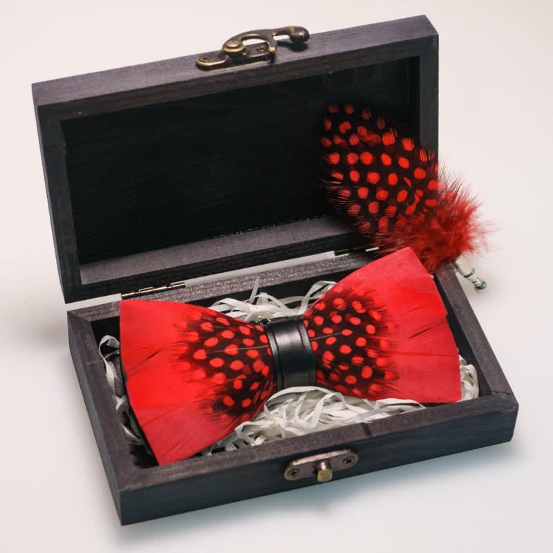 Pajarita con plumas de pinzón rojas y negras para niños con prendedor de solapa