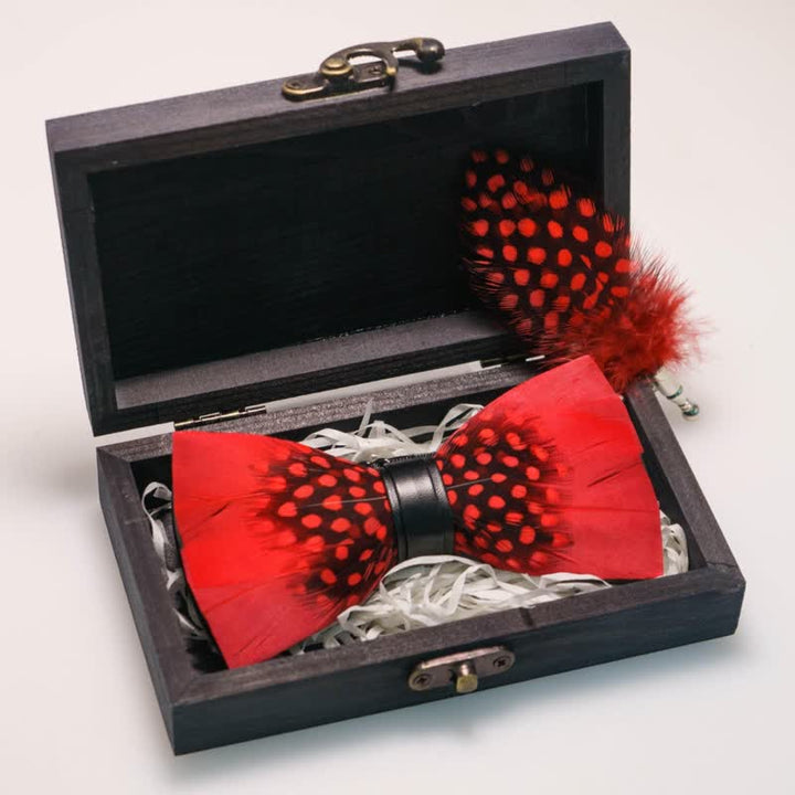 Pajarita con plumas de pinzón rojas y negras para niños con prendedor de solapa