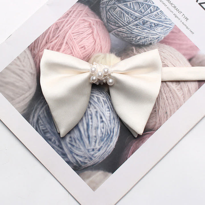 Pajarita elegante con flores y perlas blancas marfil para hombre