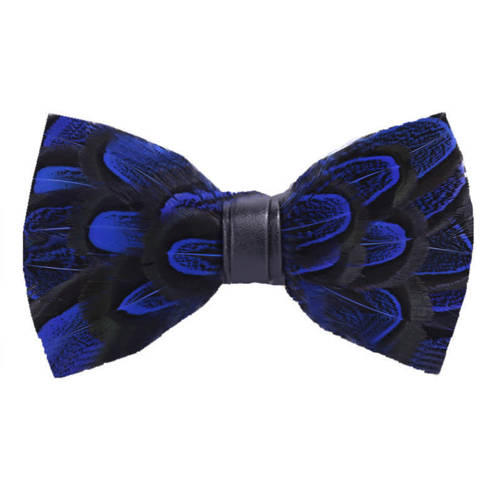 Pajarita con plumas de pavo real en azul medianoche y negro y broche de solapa
