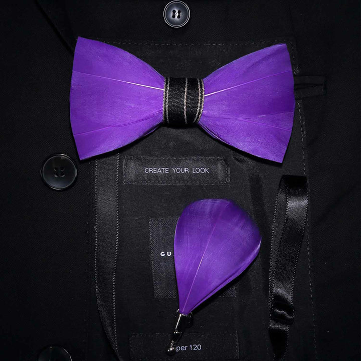 Pajarita de plumas nobles de color morado liso con prendedor de solapa