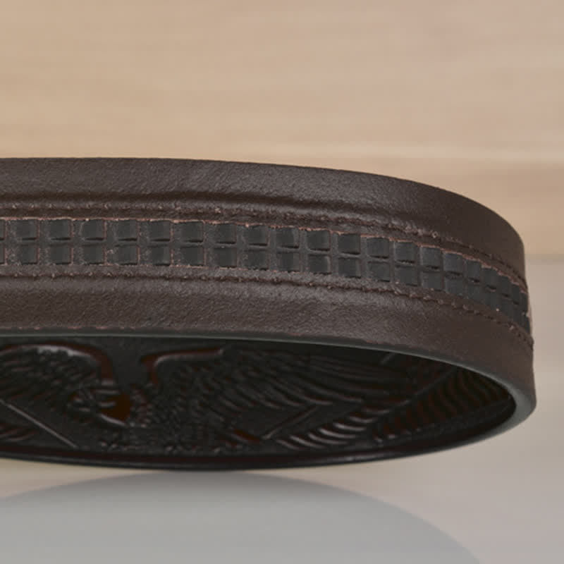 Cinturón de cuero con relieve y hebilla de águila hueca para hombre