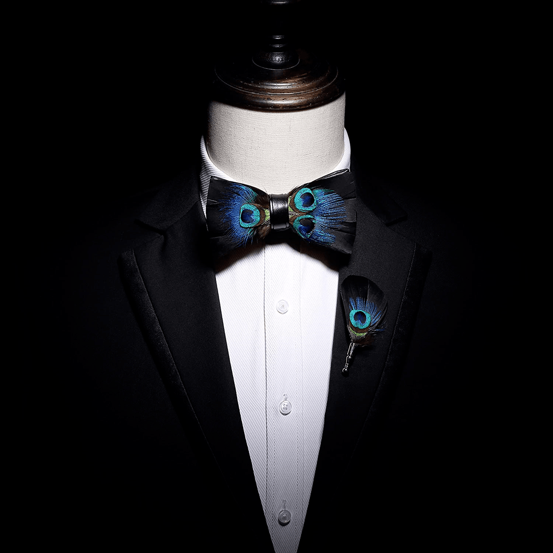 Pajarita con plumas de pavo real negras y azules y broche de solapa