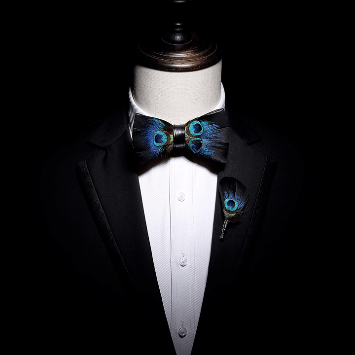 Pajarita con plumas de pavo real negras y azules y broche de solapa