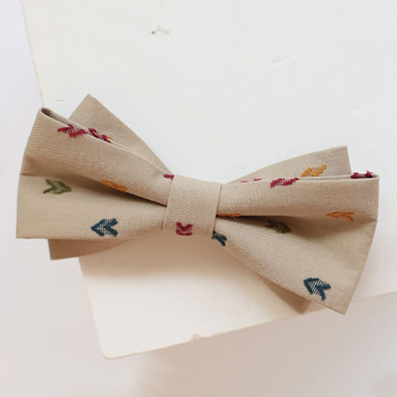Pajarita con flechas bordadas en color caqui para hombre