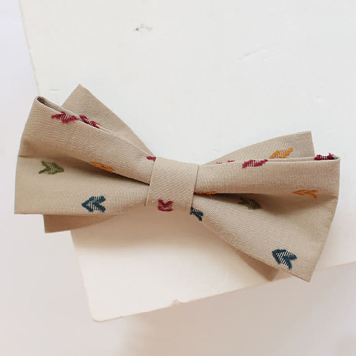 Pajarita con flechas bordadas en color caqui para hombre