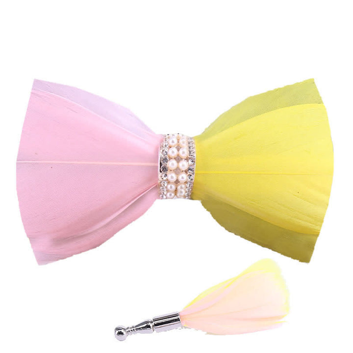Pajarita con plumas de perla brillante rosa y amarilla con broche de solapa