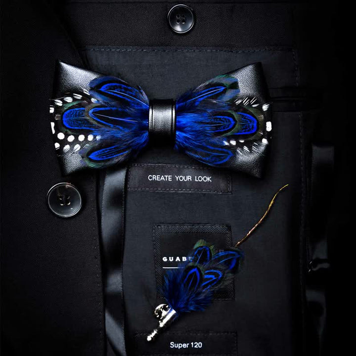 Pajarita con plumas y lunares blancos en azul oscuro con broche de solapa