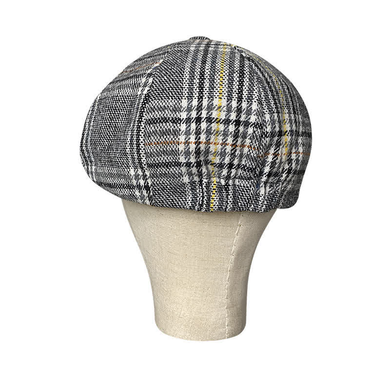 Gorra tipo boina de repartidor de periódicos con rayas amarillas y cuadros grises