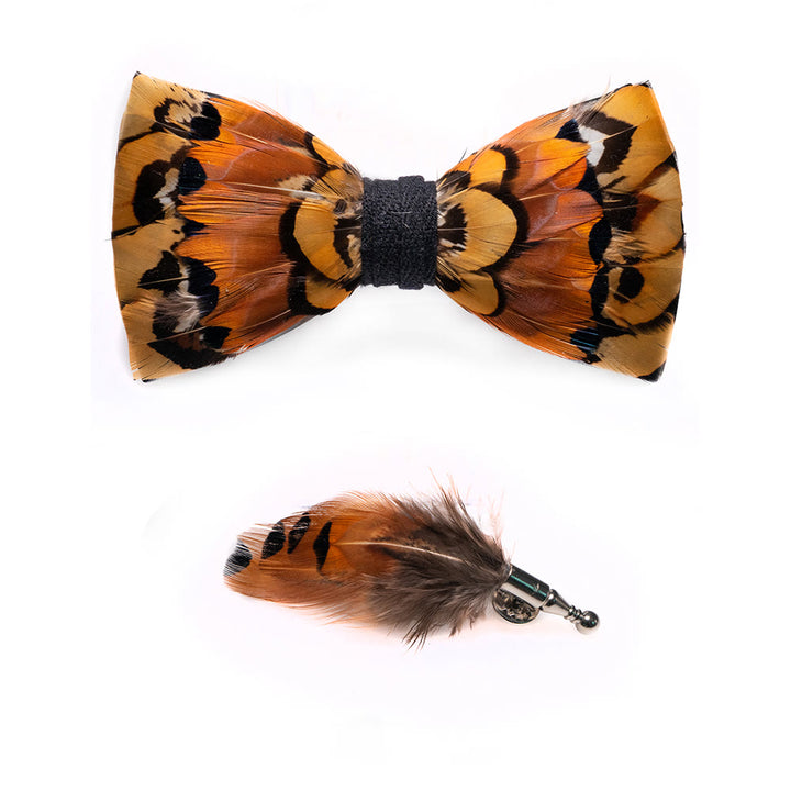 Pajarita con plumas de faisán en beige y dorado y broche de solapa