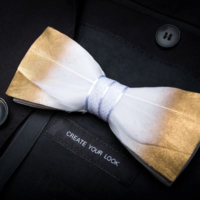 Pajarita clásica con plumas doradas y blancas y broche de solapa