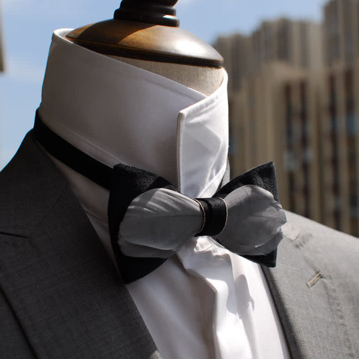 Pajarita de terciopelo gris y negro con plumas