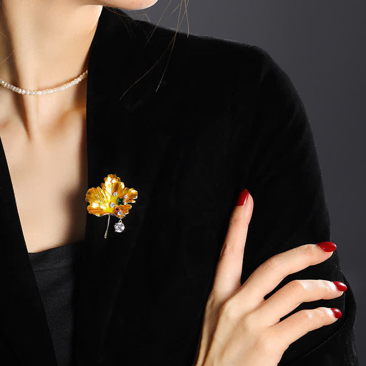 Broche de hoja de arce dorada para mujer