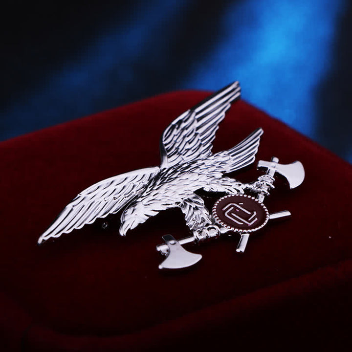 Broche de hacha con águila retro para hombre