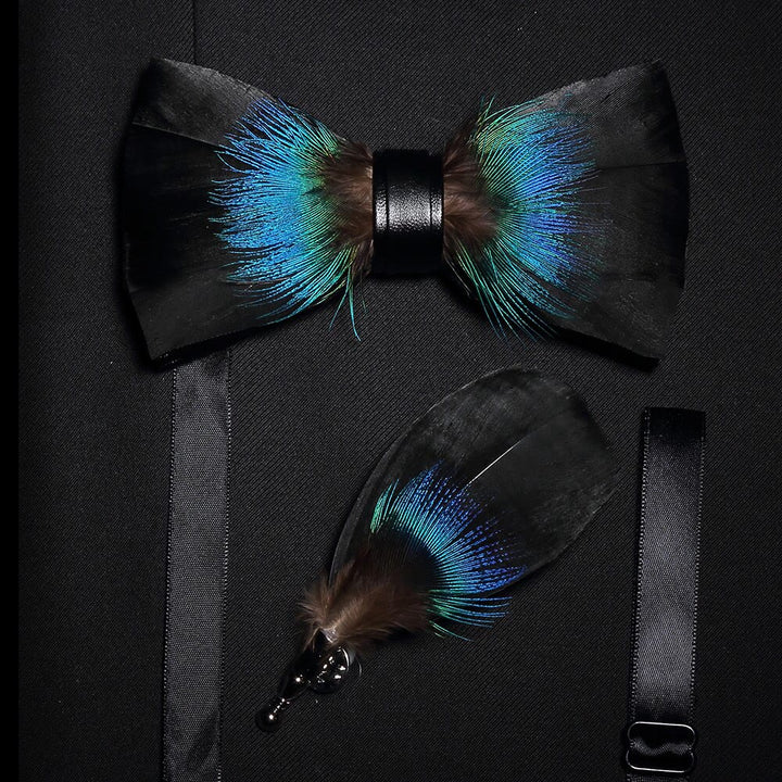 Pajarita de plumas versátil para niños en negro y azul con prendedor de solapa