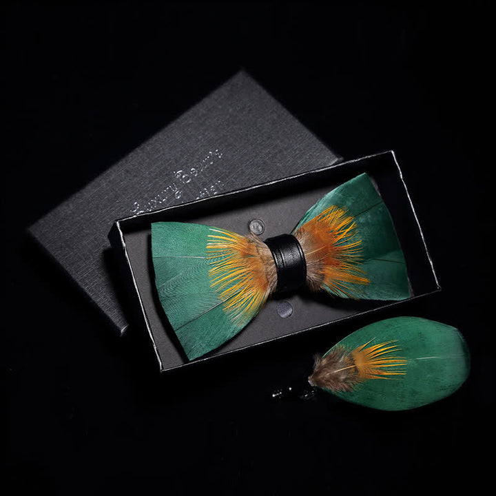 Pajarita con plumas de color verde bosque y amarillo y broche de solapa