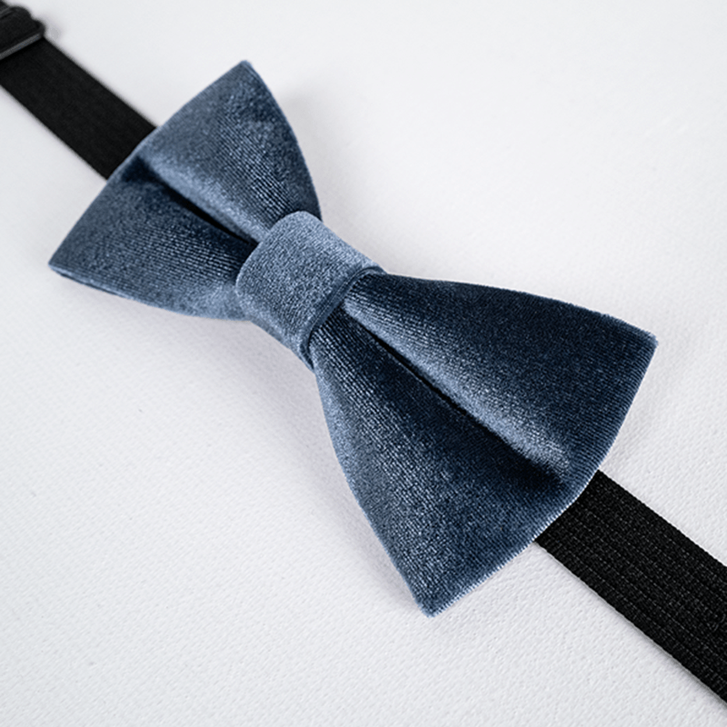 Pajarita de terciopelo de color liso gris brumoso para hombre