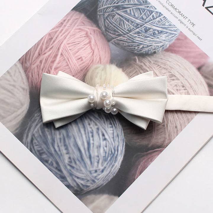 Pajarita elegante con flores y perlas blancas marfil para hombre