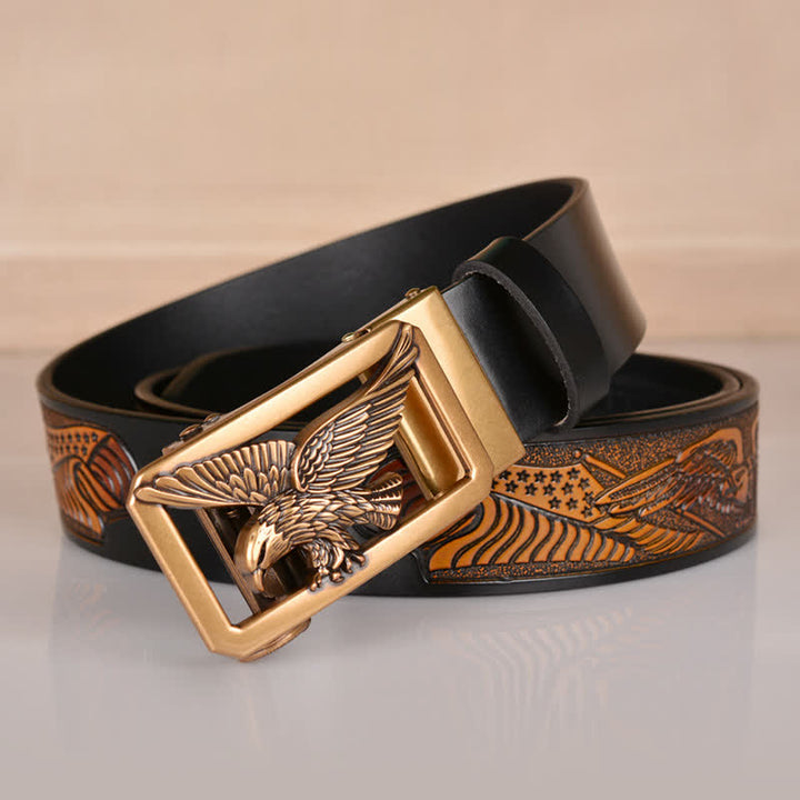 Cinturón de cuero con relieve y hebilla de águila hueca para hombre