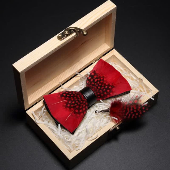 Pajarita con plumas de pinzón rojas y negras para niños con prendedor de solapa