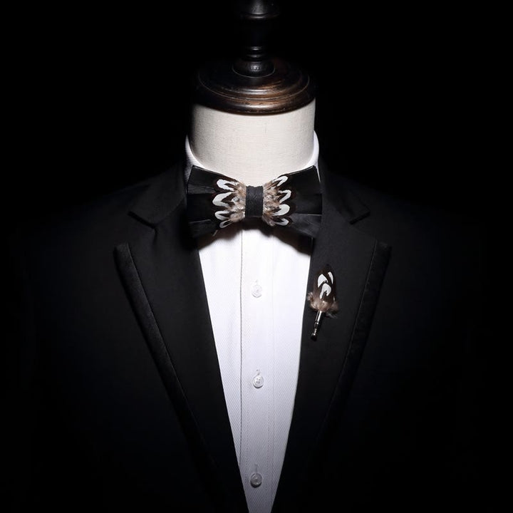 Pajarita con plumas y estampado en blanco y negro con alfiler de solapa