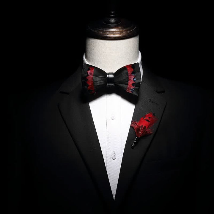 Pajarita con plumas de cisne negras y rojas y broche de solapa