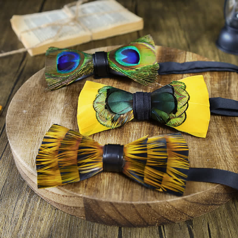 Colección de pajaritas con plumas de pavo real amarillas