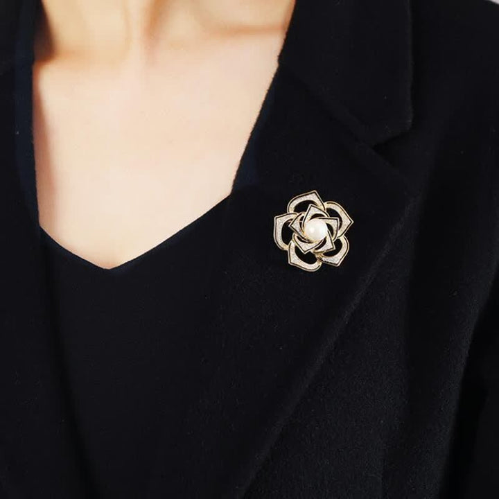 Broche de camelia hueca decorativa para mujer
