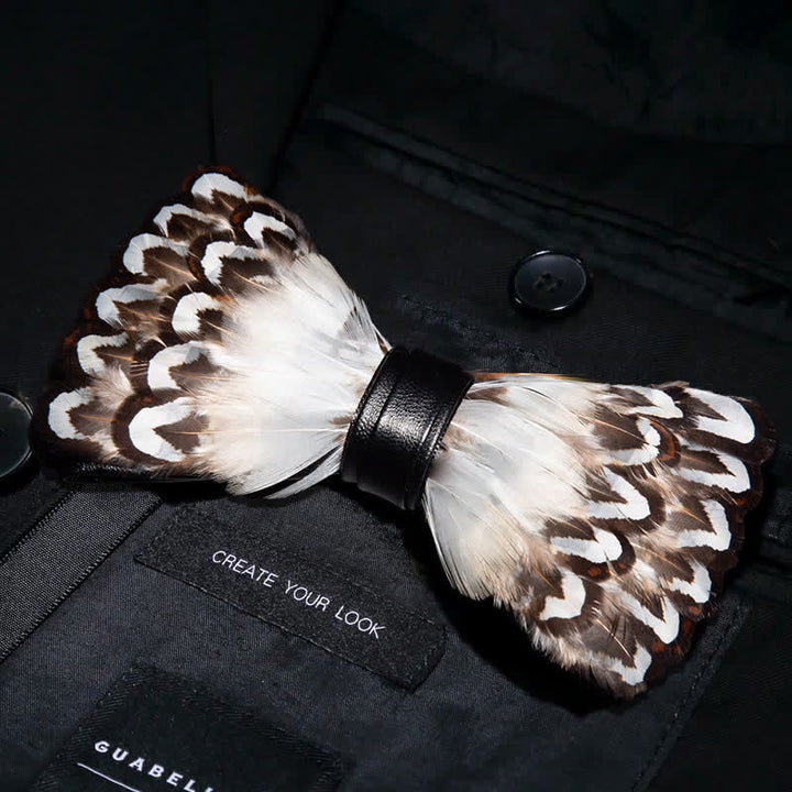 Pajarita con plumas de la naturaleza en blanco y marrón y broche de solapa