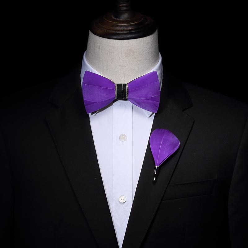 Pajarita de plumas nobles de color morado liso con prendedor de solapa