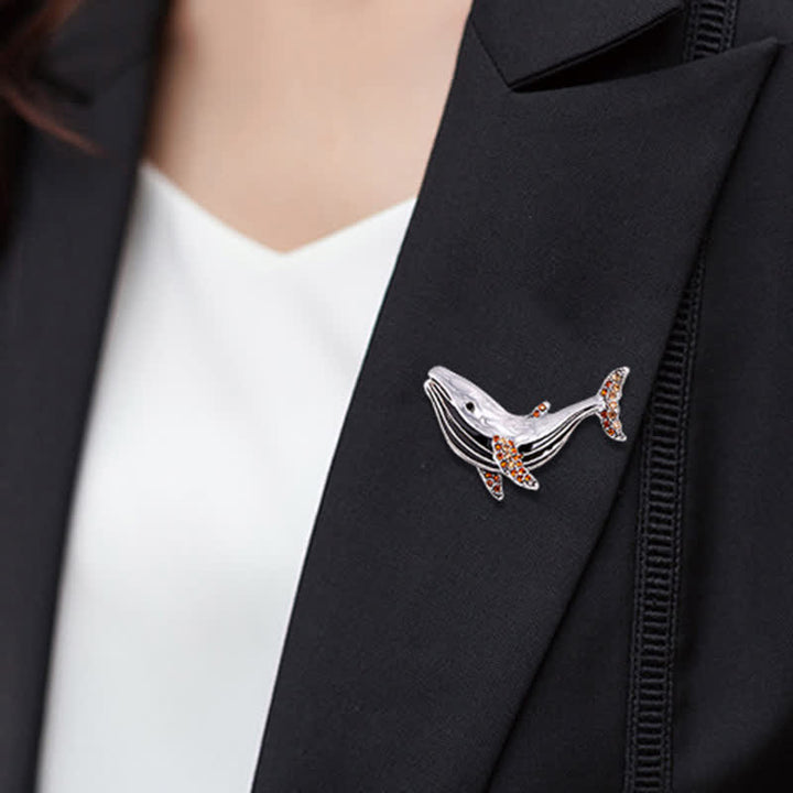 Broche de esmalte con forma de ballena del tesoro para mujer