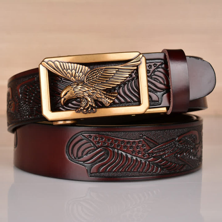 Cinturón de cuero con relieve y hebilla de águila hueca para hombre