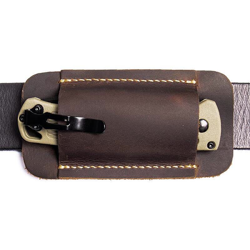 Bolso de cuero con cinturón y parte inferior abierta para transporte horizontal