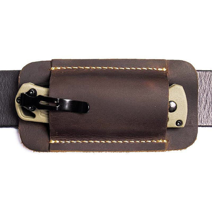 Bolso de cuero con cinturón y parte inferior abierta para transporte horizontal