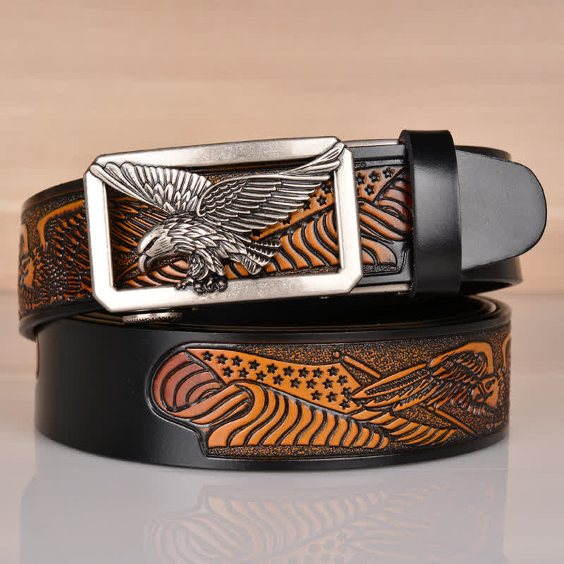 Cinturón de cuero con relieve y hebilla de águila hueca para hombre