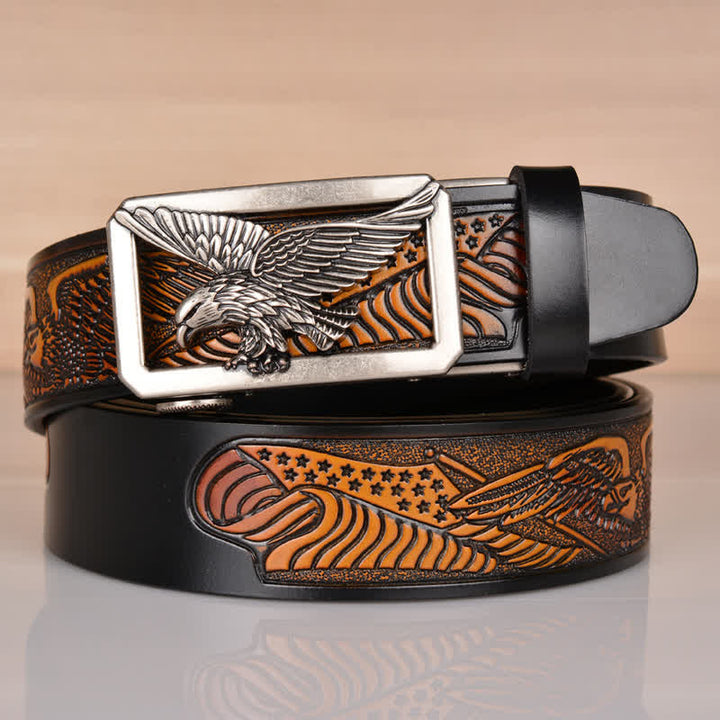 Cinturón de cuero con relieve y hebilla de águila hueca para hombre