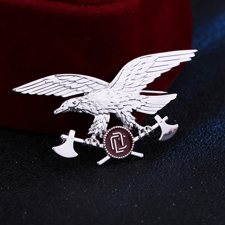 Broche de hacha con águila retro para hombre