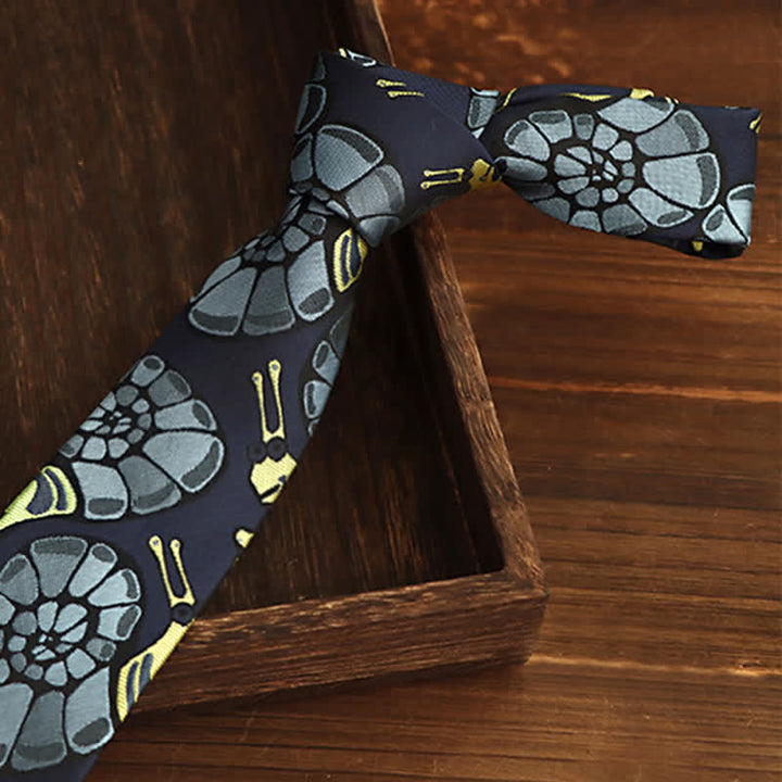 Corbata de hombre con estampado floral de caracol en azul marino y amarillo