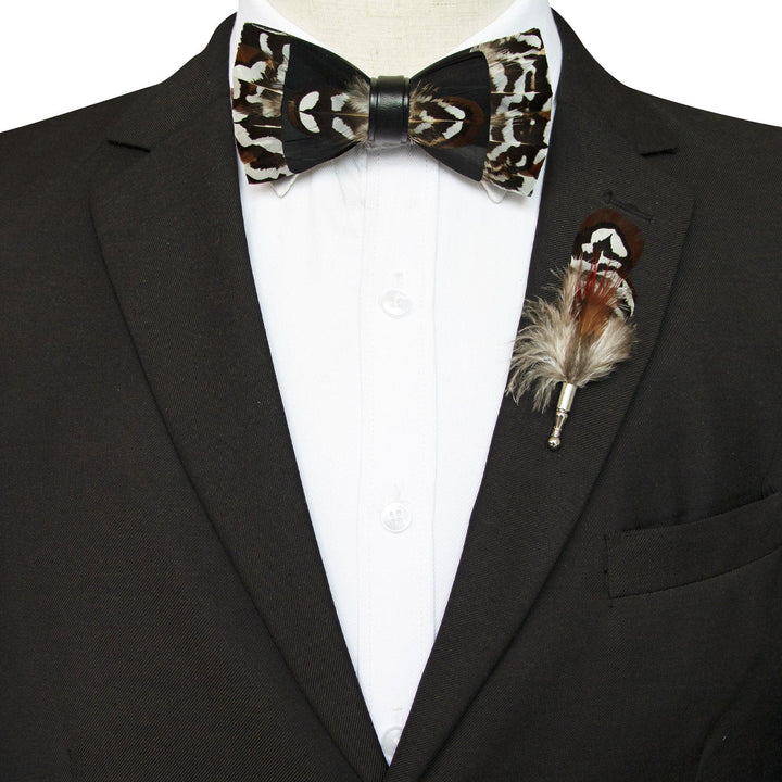 Pajarita de plumas delicadas negras y marrones con prendedor de solapa