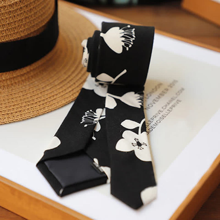 Corbata fina elegante con diseño floral para hombre.