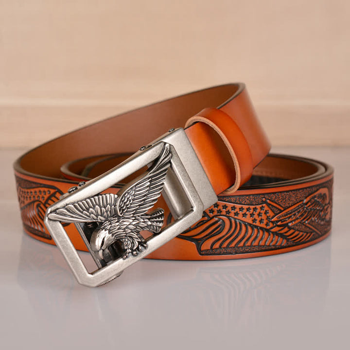 Cinturón de cuero con relieve y hebilla de águila hueca para hombre