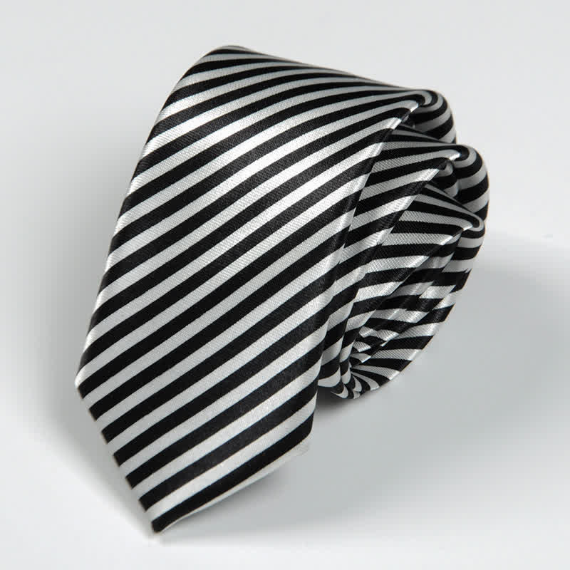 Corbata de hombre con rayas y lunares a cuadros pequeños en blanco y negro